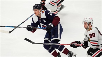 MacKinnon extends home point streak to 30 games with 2 goals and 2 assists,...