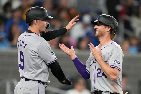 Rockies rout Blue Jays with 20-hit breakout on the road