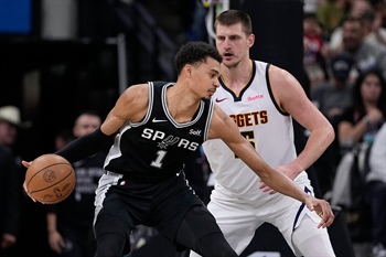 Nuggets blow 23-point lead to Spurs, losing 1-seed footing before finale