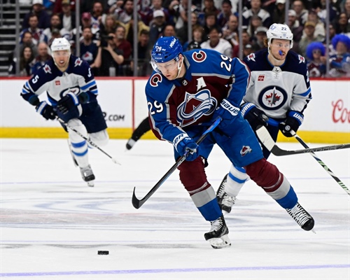 Avalanche-Jets Game 3 Quick Hits: Thanks, Gabriel Vilardi! Stick in face...