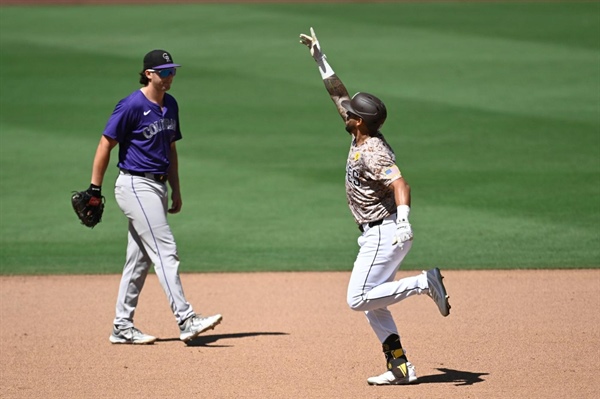 David Peralta hits a homer and robs another as the Padres beat the Rockies...