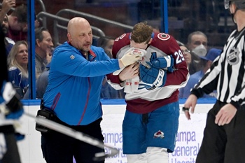 Avalanche ends long road trip with loss at Lighting