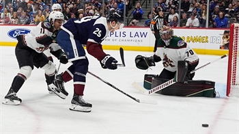 Toews scores winner, MacKinnon extends home point streak as Avalanche beat Coyotes 4-3