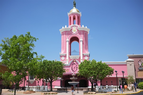 Casa Bonita’s divers, entertainers plan to unionize, citing need for a safer workplace, better wages