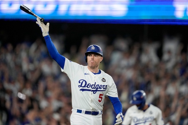 Freeman hits 1st walk-off slam in World Series history as Dodgers top Yankees 6-3 in classic opener