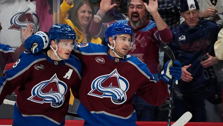 Avalanche notch 5th consecutive win