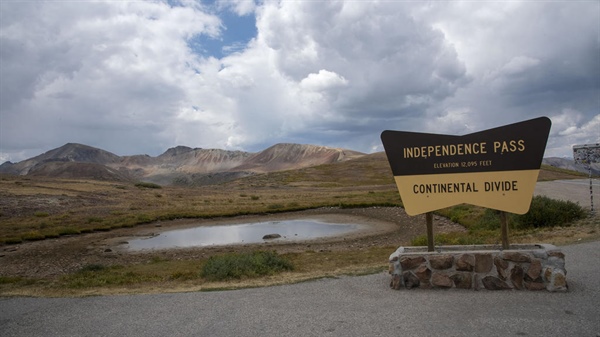 Colorado road crews close Independence Pass as winter weather approaches