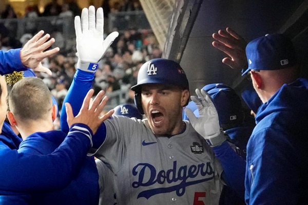 Freeman and Buehler lead Dodgers past slumping Yankees 4-2 for 3-0 advantage in World Series