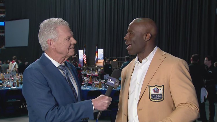 Terrell Davis speaks at Boy Scouts of America Sports Breakfast